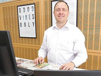 Michael Zehe leitet das Versicherung- und Immobiliencenter der Sparkasse Bad Kissingen. Für seinen Masterabschluss an der Fachhochschule Coburg wurde er als Jahrgangsbester geehrt. Ein Studienschwerpunkt: KI im Versicherungswesen.