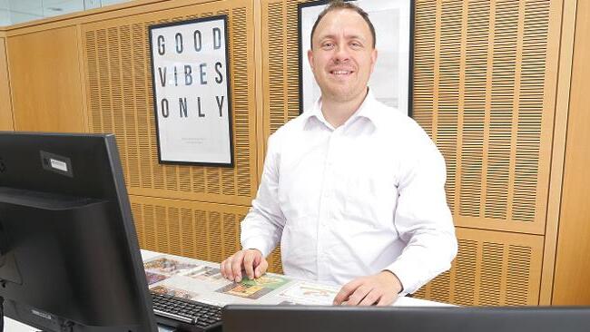 Michael Zehe leitet das Versicherung- und Immobiliencenter der Sparkasse Bad Kissingen. Für seinen Masterabschluss an der Fachhochschule Coburg wurde er als Jahrgangsbester geehrt. Ein Studienschwerpunkt: KI im Versicherungswesen.