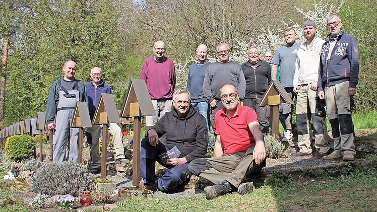 Zw&ouml;lf Helfer waren bei der Erneuerung der Kreuze im Einsatz.