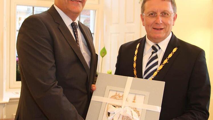 Oberbürgermeister Henry Schramm (rechts) überreicht dem Ruster Bürgermeister ein Stadtwappen.