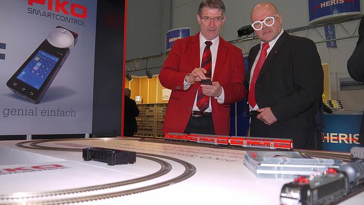 Landrat Michael Busch (rechts) mit "Piko"-Geschäftsführer Rene Wilfer. Foto: Berthold Köhler