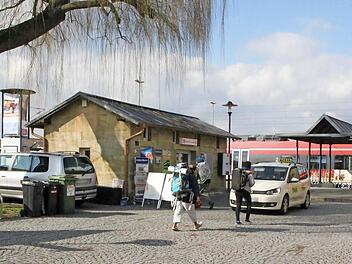 Am Kiosk des Staffelsteiner Bahnhofs können nun keine Fahrkarten mehr gekauft werden. Foto: Matthias Einwag