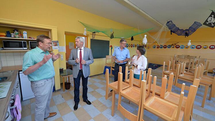 Die Giechburgschule kann nun die Pödeldorfer Schule nutzen. Froh darüber sind Schulleiterin Jutta Endres und Stellvertreter Karl-Heinz Oppel (links). Bürgermeister Wolfgang Möhrlein (CSU) hatte das Gebäude angeboten, Landrat Johann Kalb (CSU, Zweiter v. l.) sieht eine gute Lösung. Foto: Ronald Rinklef