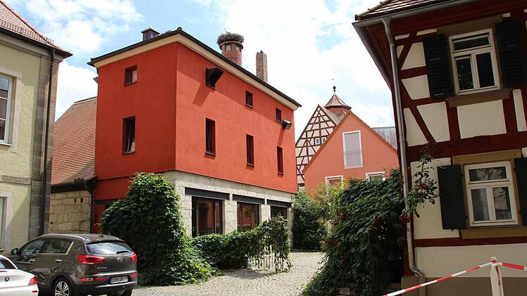 Heute ist der Bau samt dem benachbarten Benefiziatenhaus (rechts), das Assad Wasel ebenfalls gekauft und saniert hat, eine Zierde.