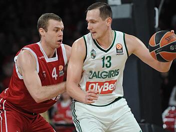 Das Duell der effektivsten Spieler: Bambergs Nicolo Melli (l.) verteidigt gegen den Topwerfer und besten Rebounder von Zalgiris Kaunas, Paulius Jankunas. Das Bild entstand am 8. Januar letzten Jahres, als das Brose-Team im zehnten Duell mit den Litauern beim 96:63 den ersten Sieg feiern durfte.  Foto: Sportfoto Zink