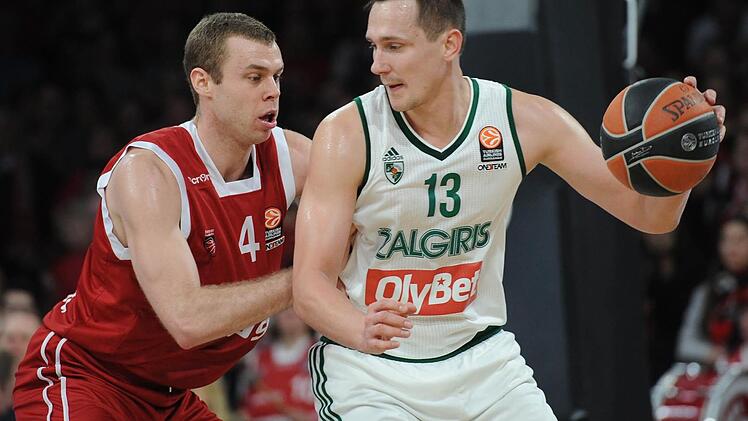 Das Duell der effektivsten Spieler: Bambergs Nicolo Melli (l.) verteidigt gegen den Topwerfer und besten Rebounder von Zalgiris Kaunas, Paulius Jankunas. Das Bild entstand am 8. Januar letzten Jahres, als das Brose-Team im zehnten Duell mit den Litauern beim 96:63 den ersten Sieg feiern durfte.  Foto: Sportfoto Zink