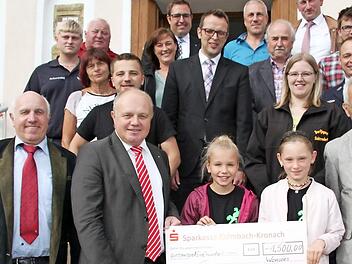 Große Freude bei den Wonseeser Vereinen: Der Lions-Club Kulmbach-Plassenburg spendierte 1500 Euro für die Jugendarbeit. Bei der Scheckübergabe waren Vertreter der Kinder- und Jugendfeuerwehr, der Spielvereinigung Wonsees, der Gartenbauverein, der Dorfjugend Schirradorf, der Landjugend Großenhül und des Posaunenchor Wonsees dabei und freuten sich über den Zuschuss. Foto: Sonny Adam