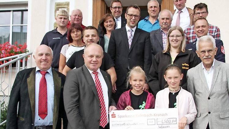 Große Freude bei den Wonseeser Vereinen: Der Lions-Club Kulmbach-Plassenburg spendierte 1500 Euro für die Jugendarbeit. Bei der Scheckübergabe waren Vertreter der Kinder- und Jugendfeuerwehr, der Spielvereinigung Wonsees, der Gartenbauverein, der Dorfjugend Schirradorf, der Landjugend Großenhül und des Posaunenchor Wonsees dabei und freuten sich über den Zuschuss. Foto: Sonny Adam