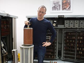 Marcel Ritter, stellvertretender Leiter des RRZE, zeigt die Magnettrommel einer Rechenanlage von 1962. Die Zuse Z23, bestehend aus den Schr&auml;nken links, geradeaus, der Magnettrommel und einem Bedienpult (nicht im Bild), ist funktionsf&auml;hig. Foto: Pascale Ferry