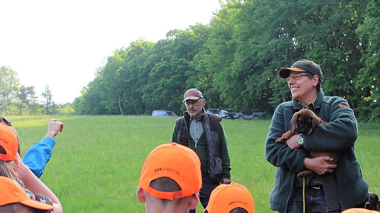 Hundeobfrau Sandra Hornung erklärt den Kindern, welche Rolle die Hunde beim Jagen spielen.