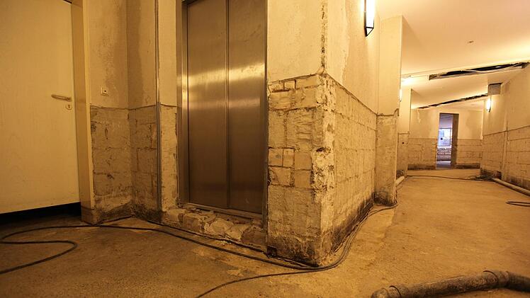 Kein Putz, kein Boden - der Lift des Hotels während der Renovierung. Foto: Achat-Hotel