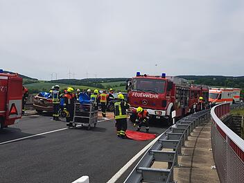Zu einem schweren Verkehrsunfall auf der B287 in Unterfranken im Kreis Rhön-Grabfeld kam es am Pfingstsonntag. Eine Frau starb,  vier weitere Menschen wurden leicht verletzt. Foto: Susanne Will