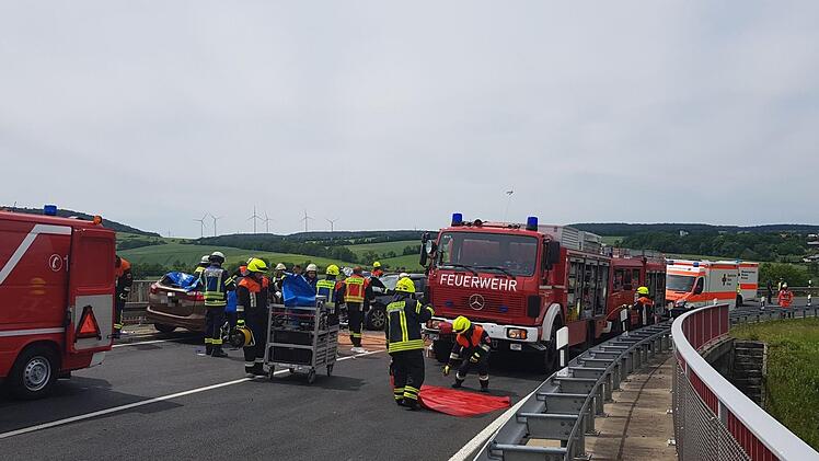 Zu einem schweren Verkehrsunfall auf der B287 in Unterfranken im Kreis Rhön-Grabfeld kam es am Pfingstsonntag. Eine Frau starb,  vier weitere Menschen wurden leicht verletzt. Foto: Susanne Will