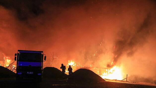 Einsatzkräfte bekämpften die Flammen in der Nacht auf Dienstag (28. Januar 2020). Foto: Merzbach/News5