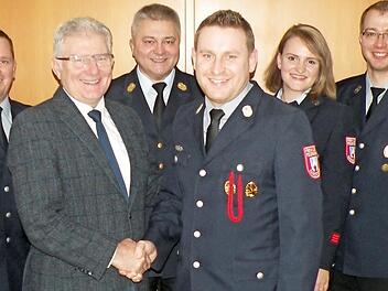 Die neue Führungsmannschaft der Feuerwehr Harsdorf: (von links) stellvertretender Kommandant Michel Morck, Bürgermeister Günther Hübner, Kreisbrandinspektor Fritz Weinlein, Kommandant Steffen Kretzer, Zweite Vorsitzende Elisabeth Feulner und Vorsitzender Andreas Stein. Foto: Werner Reißaus