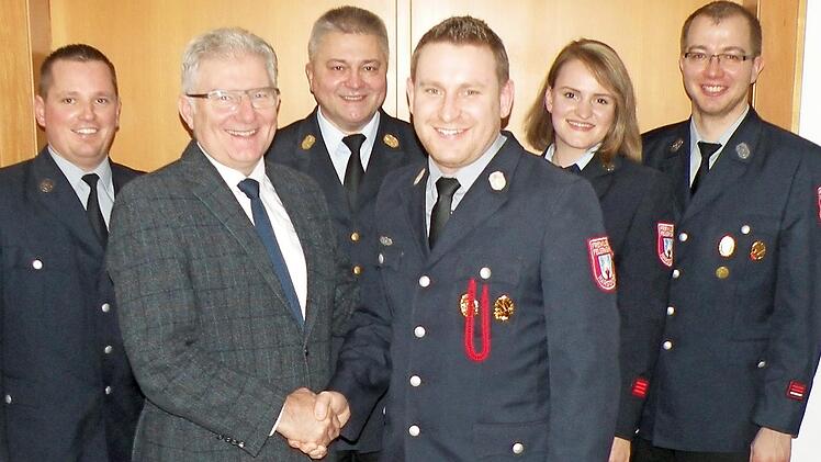 Die neue Führungsmannschaft der Feuerwehr Harsdorf: (von links) stellvertretender Kommandant Michel Morck, Bürgermeister Günther Hübner, Kreisbrandinspektor Fritz Weinlein, Kommandant Steffen Kretzer, Zweite Vorsitzende Elisabeth Feulner und Vorsitzender Andreas Stein. Foto: Werner Reißaus