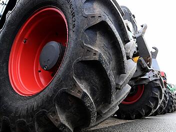 Kreis Schweinfurt: Reifen platzt beim Aufpumpen - Mann schwer verletzt