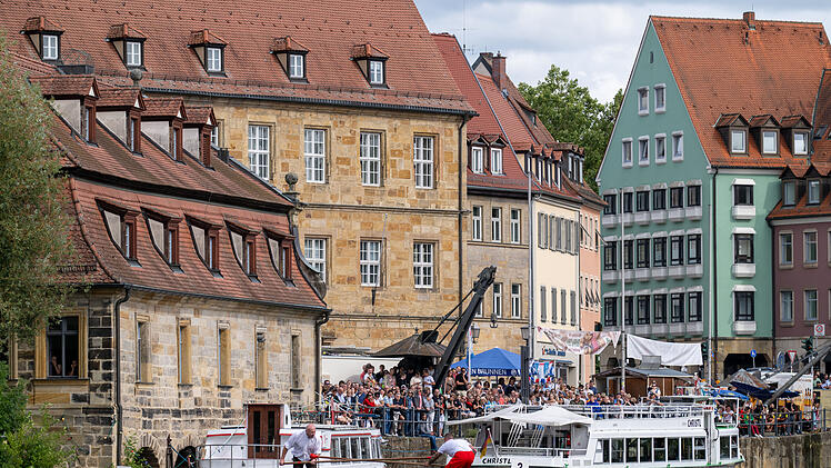 Fischerstechen auf der Regnitz bei der 74. Bamberger Sandkerwa