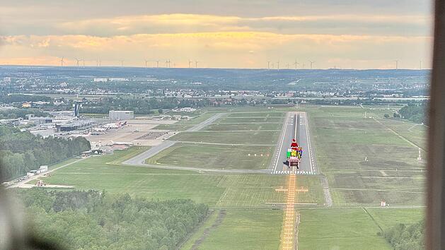 Flughafen Nürnberg zeigt "spektakuläres Foto aus Cockpit" - das steckt dahinter