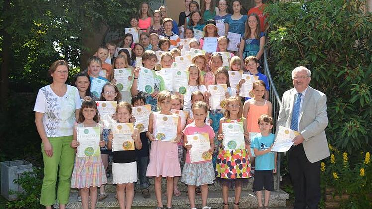 Der weitere Stellvertreter des Landrats, Bernd Steger (rechts), überreichte an 71 erfolgreiche Schüler die Urkunden und Abzeichen. Links ist die Verantwortliche für die Durchführung der Leistungsprüfungen, Birgit Eichstädter, zu sehen. Foto: K.-H. Hofmann