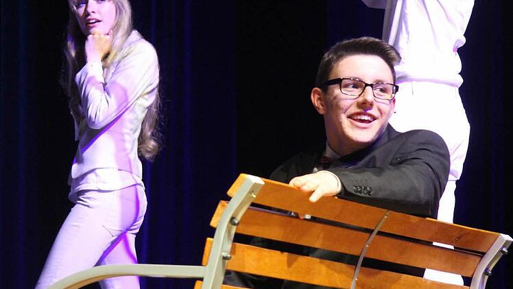 Anton Gomer ist erst in der zehnten klasse, doch er begeisterte die Zuhörer in der Dr. Stammberger-Halle mit seiner sonoren Bariton-Stimme