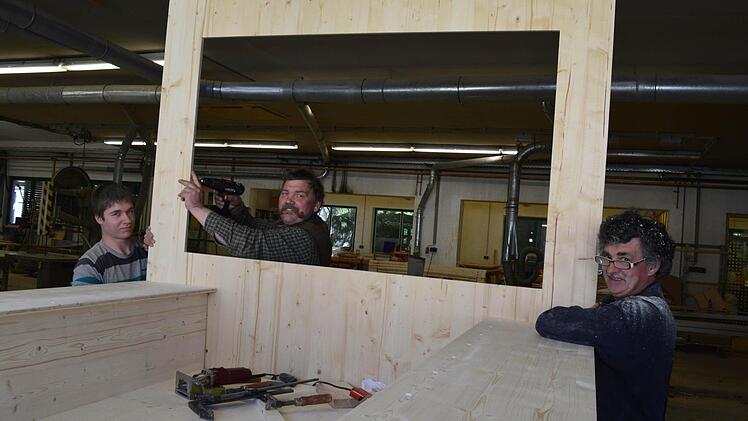 Handarbeit: Schreinermeister Matthias Fahl und seine Mitarbeiter David Salzmann und Roland Behr beim Zusammenbauen eines Schäferwagens.
