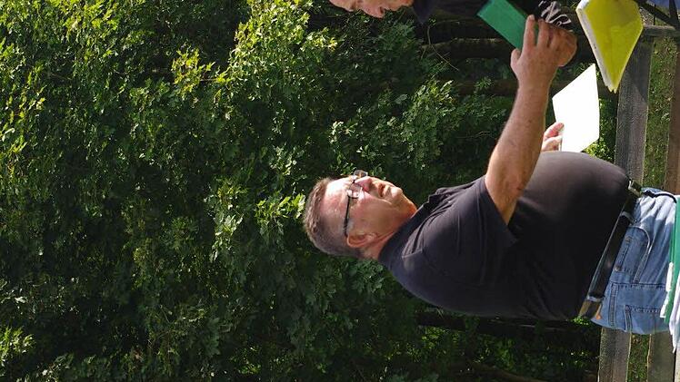 Prüfungsleiter BLV-Kreisgruppenleiter Wolfgang Pippart gratuliert dem Oberfränkischen Meister Edelbert Hirschböck. Foto: Heike Schülein