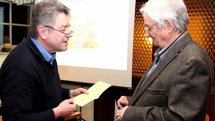 Helmut König (l.) ehrte Rudolf Macher. Foto: Johanna Blum