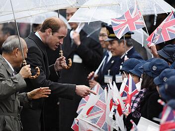 Prinz William wird von Schülern bei seiner Ankunft in Tokio begrüßt - Fotos von einer Teezeremonie liegen uns leider nicht vor. Foto: Franck Robichon,dpa