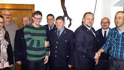 Die Kleukheimer Feuerwehr nahm zwei Männer neu in die Truppe auf. Das Bild zeigt Gemeinderätin Mirjam Fuchs, Zweiten Bürgermeister Hauke Petersen, Gemeinderat Wendelin Finzel, Johannes Leepa, Zweiten Kommandanten Florian Pabst, Vorsitzenden Andreas Lieb, Kommandant Johannes Dinkel, Kreisbrandmeister Christian Schilder und Harald Zirkel. Foto: Irene Bauernschmitt