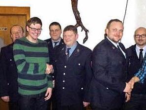 Die Kleukheimer Feuerwehr nahm zwei Männer neu in die Truppe auf. Das Bild zeigt Gemeinderätin Mirjam Fuchs, Zweiten Bürgermeister Hauke Petersen, Gemeinderat Wendelin Finzel, Johannes Leepa, Zweiten Kommandanten Florian Pabst, Vorsitzenden Andreas Lieb, Kommandant Johannes Dinkel, Kreisbrandmeister Christian Schilder und Harald Zirkel. Foto: Irene Bauernschmitt