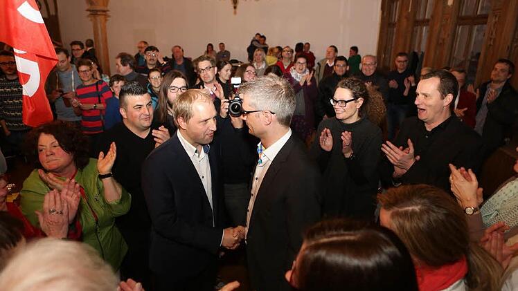 Ulrich Schürr (CSU/JB, links) gratuliert Uwe Kirschstein (SPD) zum Wahlsieg.