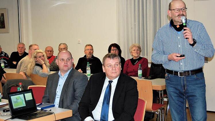 Bauplaner Jürgen Schuhmann erläutert den Grundriss des Dorfladens. Foto: Sigismund von Dobschütz
