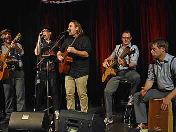 Die Band "Famos" hatte zu ihrem überwältigenden Konzert beim Kulturamt Haßfurt in der Rathaushalle in Haßfurt mit dem Sänger und Gitarristen Thomas Koch einen "special guest" mitgebracht. Unser Bild zeigt (von links) Stephan Schmitt, Conny Morath, Thomas Koch, Tommy Kraft und Sebastian Landsleitner.  Ulrike Langer