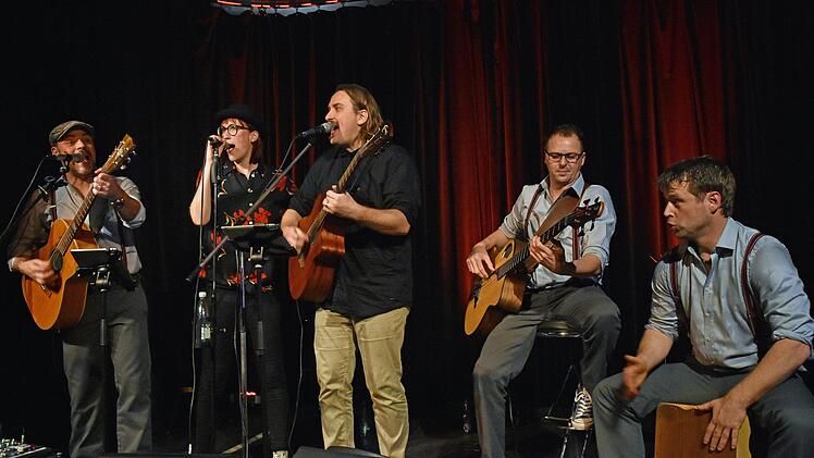Die Band "Famos" hatte zu ihrem überwältigenden Konzert beim Kulturamt Haßfurt in der Rathaushalle in Haßfurt mit dem Sänger und Gitarristen Thomas Koch einen "special guest" mitgebracht. Unser Bild zeigt (von links) Stephan Schmitt, Conny Morath, Thomas Koch, Tommy Kraft und Sebastian Landsleitner.  Ulrike Langer