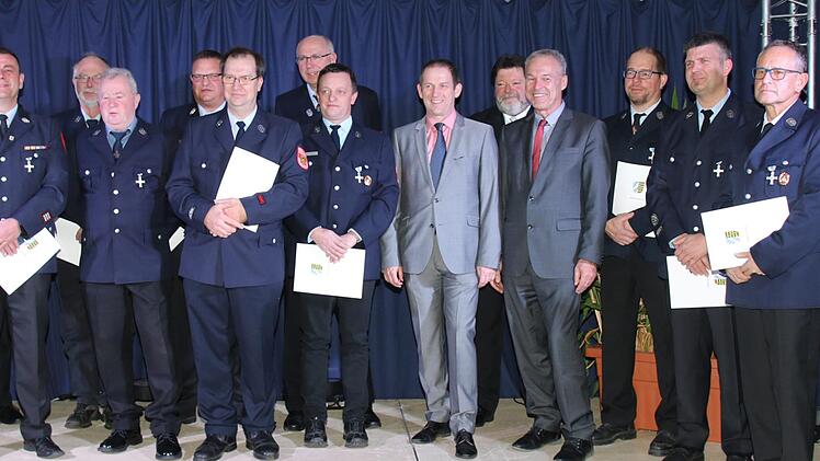 Der amtierende Landrat Rainer Mattern zeichnete Neustadter Feuerwehrleute für ihren langjährigen Dienst aus: Für 25 Jahre erhielten sie das Feuerwehrehrenzeichen in Silber.  Foto: Michael Stelzner