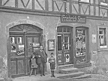 Hier in der Hauptstraße 4 in Stadtsteinach wohnte die Familie des Händlers Friederich Simon und von hier ging die Ansichtskarte zu der Schwester Gunda, um die Todesnachricht und gleichzeitig die Nachricht von der Geburt ihrer Nichte zu überbringen. Repros: Siegfried Sesselmann