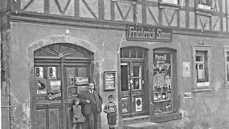 Hier in der Hauptstraße 4 in Stadtsteinach wohnte die Familie des Händlers Friederich Simon und von hier ging die Ansichtskarte zu der Schwester Gunda, um die Todesnachricht und gleichzeitig die Nachricht von der Geburt ihrer Nichte zu überbringen. Repros: Siegfried Sesselmann