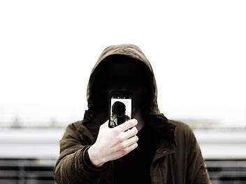 Ob aus Eifersucht, Misstrauen oder Neugier: Spionage-Apps können von anderen auf deinem Smartphone installiert werden. Wird auch dein Handy überwacht?