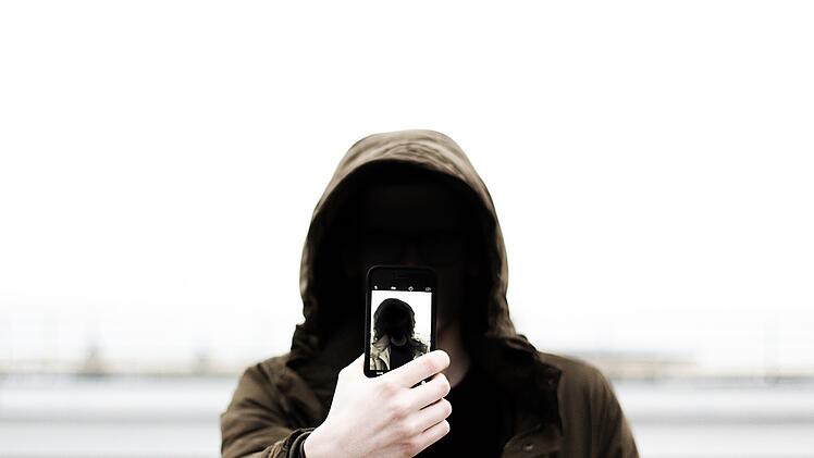 Ob aus Eifersucht, Misstrauen oder Neugier: Spionage-Apps können von anderen auf deinem Smartphone installiert werden. Wird auch dein Handy überwacht?