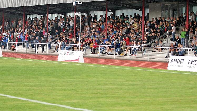 980 Zuschauer kamen am 2. August 2019 zum Landesliga-Derby zwischen dem FC Coburg und dem VfL Frohnlach. Derart zuschauerträchtige Nachbarduelle soll es künftig mehr geben - zumindest wenn es nach den Plänen von Stefan Finzel und Michael Schulz geht.