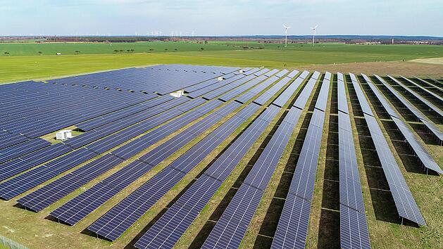 Auch nach dem Willen der Staatsregierung sollen in Bayern k&uuml;nftig mehr Freifl&auml;chen-Photovoltaikanlagen entstehen. Dieses Bild zeigt eine Anlage in Brandenburg.     Vielleicht gibt es eine solche Anlage auch bald bei Sulzthal. Im Gemeinderat wurden jetzt Pl&auml;ne f&uuml;r einen Solarpark vorgestellt.