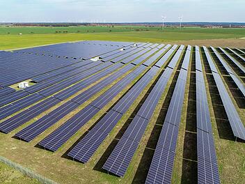Auch nach dem Willen der Staatsregierung sollen in Bayern künftig mehr Freiflächen-Photovoltaikanlagen entstehen. Dieses Bild zeigt eine Anlage in Brandenburg.     Vielleicht gibt es eine solche Anlage auch bald bei Sulzthal. Im Gemeinderat wurden jetzt Pläne für einen Solarpark vorgestellt.