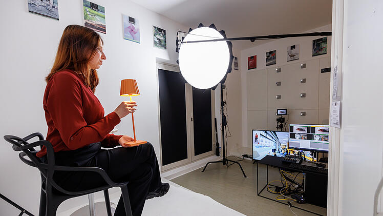 Verk&auml;uferin ber&auml;t als Hologramm: N&uuml;rnberger M&ouml;belgesch&auml;ft testet abgefahrene Technik