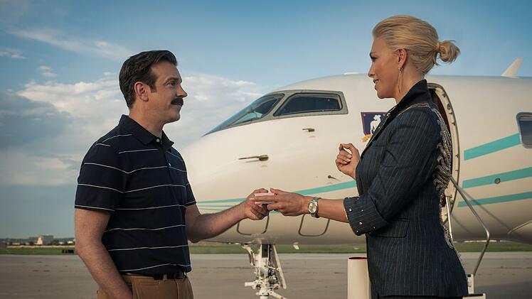 Apple schickt den sympathischen Fu&szlig;ball-Coach Ted Lasso zur&uuml;ck auf die Trainerbank. In den neuen Folgen erwartet Ted (Jason Sudeikis) zur&uuml;ck in Richmond nicht nur Boss Rebecca (Hannah Waddingham). Obendrein soll er dem neu gegr&uuml;ndeten Frauenteam Beine machen.