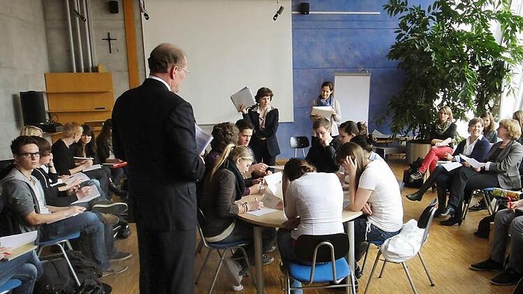 Assessment Center mit der Firma Siemens. Die Schüler des letztjährigen P-Seminars "Wirtschaft" simulieren ein Bewerberauswahlverfahren eines Unternehmens. Wobei:  "Es ist keine Simulation, sondern es gibt einen von außerhalb, der einen bewertet", sagt Lehrer Wolfgang Cayé.  Foto: privat