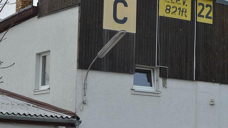 2,5 Millionen Euro soll die Erneuerung der Flugplatz-Infrastruktur kosten, darunter auch der Neubau des sichtlich in die Jahre gekommen Tower-Gebäudes, einer Abfertigungshalle und einer Umzäunung. Gegen alle drei Maßnahmen wenden sich die Grünen.