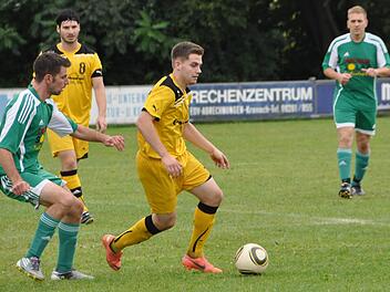 Beim Gastspiel in Neuses verbuchte der SV Gifting (gelbe Trikots) seinen bislang einzigen Saisonsieg. In der nächsten Serie werden beide Teams wohl in der Kreisklasse spielen.  Foto: Archiv/Kalb
