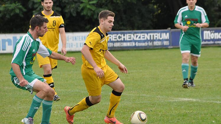 Beim Gastspiel in Neuses verbuchte der SV Gifting (gelbe Trikots) seinen bislang einzigen Saisonsieg. In der nächsten Serie werden beide Teams wohl in der Kreisklasse spielen.  Foto: Archiv/Kalb