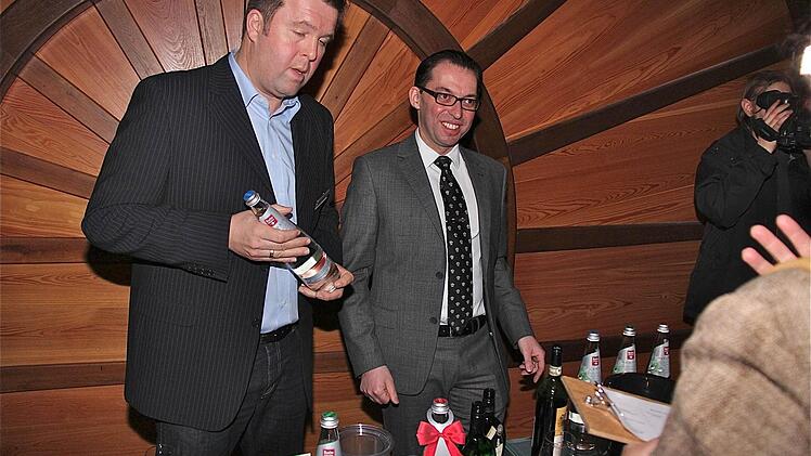 Thomas Schäfer (l., Rhön-Sprudel Fulda) und Sommelier Thomas Stobbe erzeugten mit Wasser und Wein die Gaumenharmonie.